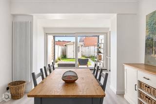 Op een rustige locatie te Willebroek bevindt zich deze instapklare rijwoning met 3 slaapkamers en een aangename tuin. U bevindt zich hier in een rustige woonwijk nabij het centrum, winkels, eet- en drankgelegenheden, scholen en het openbaar vervoer.<br /><br />We betreden de woning via de inkomhal. De lichtrijke leefruimte kan u inrichten met een gezellige zithoek en een aparte eetplaats. Aangrenzend bevindt zich de keuken, de welke mooi geïntegreerd is in het geheel en voorzien van de voornaamste toestellen. Van hieruit bereikt u de tuin, waar u steeds in alle rust en privacy kan genieten van het mooie weer. Verder omvat het gelijkvloers nog een praktische berging en wasplaats.<br /><br />Via de nachthal op de eerste verdieping bereiken we 2 ruime slaapkamers en de badkamer, voorzien van een toilet, lavabo en douche. Op de tweede verdieping bevindt zich de derde slaapkamer, ingericht op de zolderverdieping.<br />De woning werd gerenoveerd en is volledig instapklaar. Met een gunstig EPC-label C geniet u bovendien van een energiezuinige woning.<br />Dit is een uitstekende opportuniteit als u op zoek bent naar een instapklare rijwoning met 3 slaapkamers, een aangename tuin en een rustige ligging nabij het centrum van Willebroek.<br /><br />Contacteer ons voor meer informatie op +32 487 32 91 87 of neem een kijkje op www.boonstravastgoed.be.<br /><br />Bijzonderheden:<br /><br />- 3 slaapkamers<br />- Aangename tuin<br />- Instapklaar en gerenoveerd<br /><br /> 