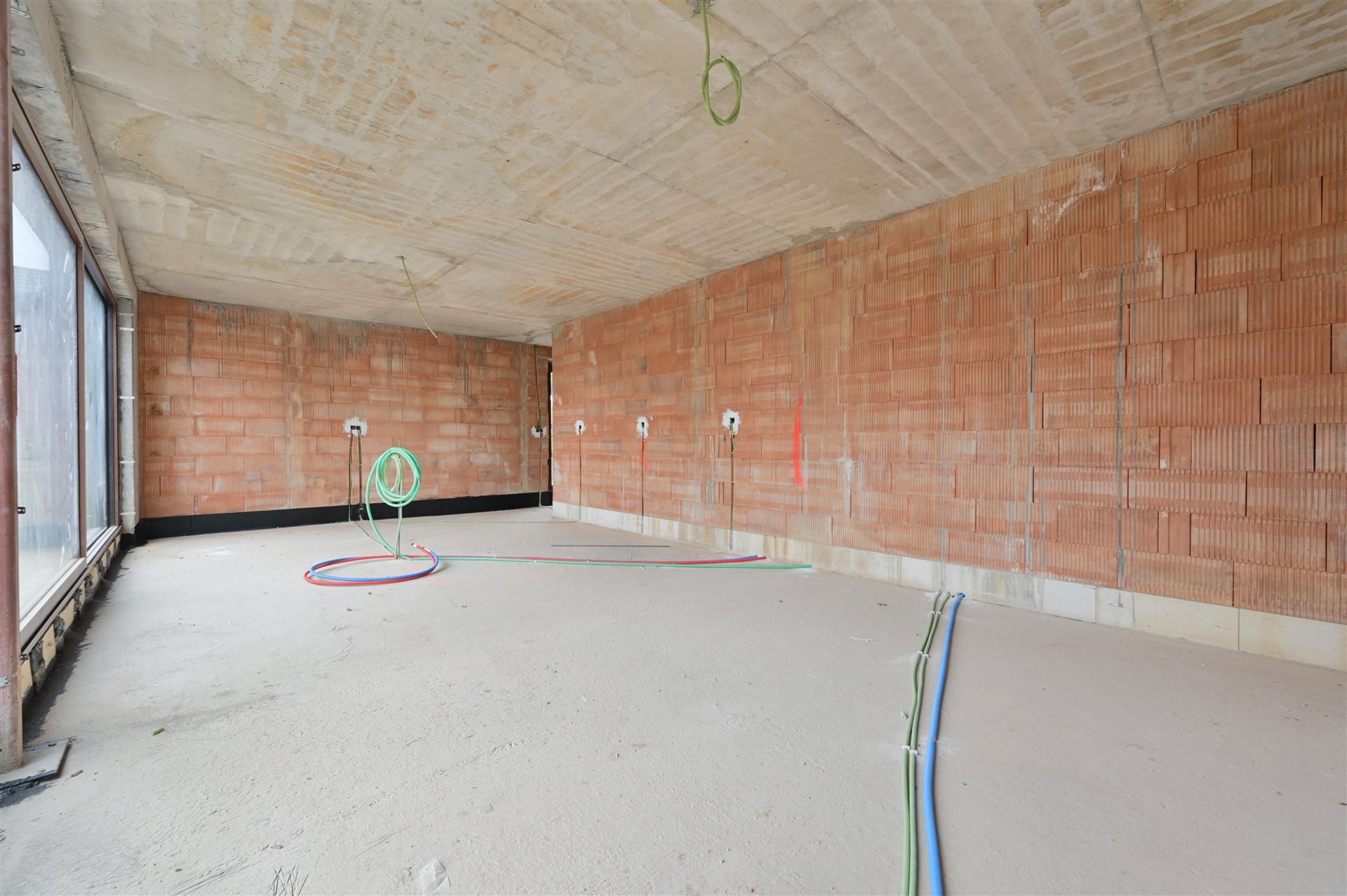 Villa à l'état brut sur un terrain de 932 m² : créez ici la maison de vos rêves - photo 5