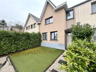 Are you looking for a ready-to-move-in home in a lively environment? This beautiful building on the Steenweg combines modern comfort with an...