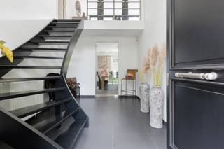 Ruime, zeer goed onderhouden villa in tijdloze stijl op een ruim en bosrijk perceel in Kapellen.<br /><br />We betreden de villa in de inkomhal met dubbele royale inkomdeur. Een glazen deur leidt naar de leefruimte. De leefruimte is ingedeeld in een gezellige zithoek met een liftdeurhaard (AMA, 2016) en een eetkamer met groot schuifraam naar het terras. Aansluitend komen we in de open keuken (VASCO, 2016) met MIELE combioven & AEG toestellen. Verder is er een schuifdeur naar de bijkeuken. <br /><br />Op het gelijkvloers is er een tweede inkom, hier bevindt zich via de overloop een gelijkvloers slaapkamer met open haard en een mooi zicht op de tuin. Verder vinden we een badkamer (2020) met bad, inloopdouche, dubbele lavabo en toilet. Naast de tweede inkom bevindt zich een apart toilet met handenwasser en de stookruimte. Er is ook toegang tot de ruime kelder. <br /><br />Ten slotte vinden we op het gelijkvloers een dubbele garage met mezzanine voorzien van automatische poort. <br /><br />Op de eerste verdieping is er via de overloop toegang tot twee ruime slaapkamers en een badkamer, voorzien van een bad, douche en dubbele lavabo. De bureauruimte op de overloop kan perfect omgevormd worden naar een extra vierde slaapkamer.<br /><br />De villa is gebouwd op een ruim en bosrijk perceel voorzien van een verwarmd zwembad, siervijver en een ruim terras.<br /><br />De opgegeven bewoonbare oppervlakte is gebaseerd op de bruikbare vloeroppervlakte vermeld in het EPC.<br /><br />Algemeen:<br />- Mogelijkheid tot gelijkvloers wonen.<br />- Ruime gezinswoning.<br />- Het perceel is volledig omheind met voldoende parkeerplaats vooraan.<br /><br />De villa is centraal gelegen in Kapellen. De centra van Heide-Kalmthout, Brasschaat en Gooreind zijn allen goed bereikbaar.<br />De oprit van de autosnelweg E19 bevindt in de nabijheid met een goede verbinding naar Antwerpen en Nederland.<br />Er zijn verschillende natuurgebieden op wandel- en fietsafstand.