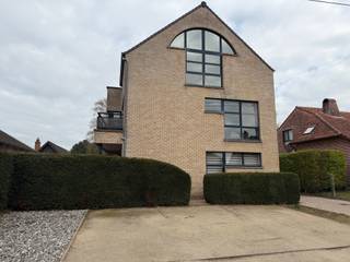 Ruim en lichtrijk gelijkvloers appartement van ca. 100 m², rustig gelegen in een aangename straat in Mol-Ezaart. Het appartement bevindt zich in...