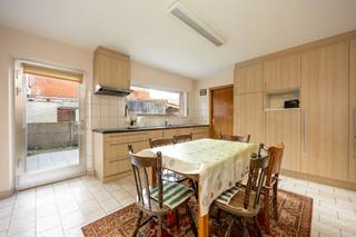 Te renoveren woning met 3 slpk en grote tuin gelegen in het centrum van Oud Turnhout. Deze woning valt onder de renovatieverplichting! EPC label...