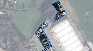 Het magazijn van +/- 400 m² heeft een vrije hoogte tussen de 5,60 m en 7,92 m is voorzien van 3 sectionale poorten ( 4,5 m B x 4,25 H ) en is...