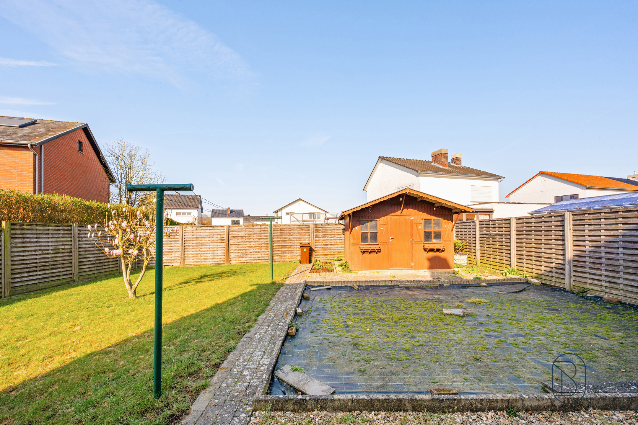 Ruime gezinswoning met 4 slaapkamers, garage en zonnige tuin - foto 4