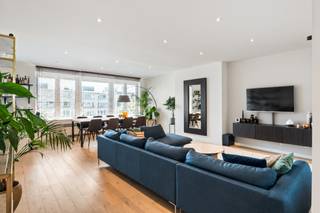 Op zoek naar een lichtrijke, instapklare thuis in Wilrijk? Dit stijlvolle appartement op de 4de verdieping van Ringlaan 71 ligt op een toplocatie: een bruisende buurt met alle dagelijkse voorzieningen binnen handbereik, en toch een groene, rustige omgeving.

Het appartement werd in 2019 van kop tot teen gerenoveerd en in 2026 nog eens volledig opgefrist — instapklaar dus, zonder gedoe. Bij binnenkomst verwelkomt een ruime inkomhal je, met een apart gastentoilet. De warme parketvloer loopt door tot in de lichtrijke leefruimte met aangrenzende keuken, dé plek om te koken en tegelijk gezellig samen te zijn.

Het appartement telt 2 ruime slaapkamers, waarvan één rechtstreeks toegang biedt tot het knusse terras aan de achterzijde — ideaal voor een kop koffie in de ochtendzon of een rustig moment na een drukke dag. De volledig vernieuwde badkamer maakt het plaatje compleet, met een ruime inloopdouche, dubbele lavabo in een zwevend meubel en een handdoekradiator.

Kortom: licht, comfort en stijl in een verzorgd gebouw op een toplocatie in Wilrijk.