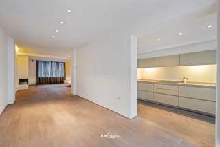 At an excellent commercial location at Statiestraat 56 in Zwijndrecht, this exceptionally versatile commercial property is situated, consisting of a fully equipped retail space and a stylish duplex apartment. A unique offering for those looking to combine living and working or seeking an investment with numerous possibilities.<br /><br />The ground-floor retail space features a beautiful storefront and is fully furnished. There are two fitting rooms, air conditioning, and an additional office or storage space at the back.<br /><br />Above the commercial area is a stylish duplex apartment. The spacious and cozy living area is equipped with a gas fireplace and provides access to a sunny roof terrace of approximately 60 m².<br /><br />Furthermore, there are two bedrooms, complemented by an additional bedroom or ensuite dressing room with a bathroom. The bathroom is equipped with a wellness bathtub and walk-in shower.<br /><br />At the rear, you can enjoy a spacious garden with a swimming pool (9 x 4 m), heated by solar panels.<br /><br />Highlights<br />• Spacious roof terrace and garden<br />• Heated swimming pool<br />• Convenient and commercial location<br /><br />EPC: E – renovation required<br /><br />This versatile commercial property offers exceptional space, comfort, and possibilities in a prime location in Zwijndrecht.<br /><br />Interested? Contact us for more information or a viewing.
