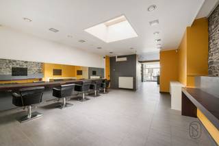 <p>Grote recent gerenoveerde handelsruimte gelegen in het hart van het historische centrum van Tournai, pal op de Place Saint-Pierre.<br /><br />Deze ruimte, momenteel ingericht als kapsalon en schoonheidsinstituut en met tal van mogelijkheden voor diverse activiteiten, bestaat uit het volgende:<br /><br />Een ruime handelsgelijkvloers van 173 m² bestaande uit een lichtrijke ontvangstruimte met een prachtig uitzicht op het plein, verlengd met een lichtrijke ruimte van ongeveer 40 m² met toilet. Een mezzanine, een kitchenette, een achterliggende ruimte van ongeveer 25 m², een tweede toilet en een mooie nieuwe douchekamer.<br /><br />Op de verdieping: twee mooie ruimtes met keukenruimte en twee inrichtbare zolders die bijkomende mogelijkheden laten vermoeden.</p>