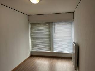 Interessante opbrengsteigendom gelegen op een toplocatie te Kalmthout vlakbij alle winkels, openbaar vervoer,...Op het gelijkvloers vinden we een goeddraaiende frituur met garage. De 1ste verdiepring bestaat uit een ruim appartement met 3 slaapkamers, open keuken, badkamer, ruime woonkamer en mogelijkheid tot terras. Tevens is er een zeer ruime zolder aanwezig. Recent zijn beide verwarmingsketels op gas vernieuwd en is er dubbele beglazing geplaatst in het appartement. Het appartement is bovendien recent geschilderd. Beide units zijn goed verhuurd aan competitieve huurprijzen en de huurders zijn zeer correcte betalers.