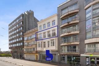 Vernieuwd appartement in een volledig gerestaureerd, statig herenhuis met een unieke combinatie van karakter en hedendaags comfort. Deze charmante residentie bevindt zich op een toplocatie in het hart van Oostende, op wandelafstand van de zee, het sfeervolle Marie-Joséplein, het groene Leopoldpark en tal van winkels, restaurants en gezellige cafés. Bovendien geniet u van een uitstekende bereikbaarheid met parkeermogelijkheden in de nabije omgeving.<br /><br />Het gebouw onderging een grondige totaalrenovatie waarbij zowel het interieur als alle technieken werden vernieuwd volgens de nieuwste normen. Dit herenhuis-appartement onderscheidt zich door zijn authentieke elementen, zoals een prachtige parketvloer, sierlijke deurlijsten, originele plinten en stijlvolle marmeren accenten, die perfect harmoniëren met een moderne afwerking.<br /><br />Bij het binnenkomen wordt u meteen verwelkomd door de hoge plafonds en de overvloedige lichtinval, wat zorgt voor een bijzonder ruim en aangenaam gevoel.<br /><br />Indeling:<br />U betreedt de elegante inkomhal die uitmondt in een lichtrijke leefruimte met toegang tot een balkon en een open, volledig ingerichte keuken. Verder beschikt het appartement over een moderne badkamer met inloopdouche en lavabomeubel, een slaapkamer van 12 m², een polyvalente kamer van 6 m² (ideaal als dressing, bureau of kinderkamer) met aansluitend balkon, en een apart gastentoilet.<br /><br />Extra troef:<br />Vanuit het appartement geniet u van een zijdelings zicht op het iconische De Grote Post, wat bijdraagt aan de unieke beleving van deze topligging.<br /><br />Troeven:
<ul>
	<li>Gelegen in een authentiek herenhuis met karakter</li>
	<li>Hoogwaardige totaalrenovatie</li>
	<li>Veel lichtinval en hoge plafonds</li>
	<li>Centrale ligging nabij zee, winkels en horeca</li>
	<li>Geen renovatieplicht</li>
	<li>Aangename terrassen</li>
	<li>Fietsenberging op het gelijkvloers</li>
</ul>
Een unieke kans voor wie stijlvol wil wonen of investeren in het bruisende Oostende.