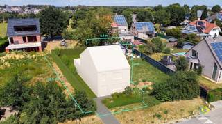 <p><span>Bouwgrond van 337 m² voor een 3-gevelwoning, gelegen in de rustige Maubeugelaan te Kassei. Het perceel heeft een mooie straatbreedte van 11 meter en een diepte van 30,5 meter. Er kan een woning met een gevelbreedte tot 8 meter worden gerealiseerd, wat zorgt voor een bijzonder interessant bouwvolume. Op het gelijkvloers is een bouwdiepte van maximaal 15 meter mogelijk, goed voor een bebouwde oppervlakte tot circa 120 m². Op de verdieping kan een volume van 8 meter breed en 10 meter diep worden voorzien. Hierdoor biedt het perceel uitstekende mogelijkheden voor het realiseren van een ruime en comfortabele gezinswoning met meerdere slaapkamers, een aangename leefruimte en voldoende buitenruimte. De Maubeugelaan is een rustige woonstraat met een residentieel karakter, terwijl winkels, scholen, openbaar vervoer en dagelijkse voorzieningen vlot bereikbaar zijn. Ook het groene Domein Drie Fonteinen bevindt zich op korte afstand en biedt tal van mogelijkheden voor wandelen, ontspanning en sport. Dankzij de gunstige ligging zijn bovendien het centrum van Vilvoorde, Brussel, de Ring en belangrijke verbindingswegen vlot bereikbaar. Een interessante bouwgrond voor wie op zoek is naar een ruim perceel met duidelijke bouwmogelijkheden in een rustige en goed bereikbare omgeving te Vilvoorde.</span><span> </span></p>