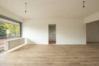 Prachtig gerenoveerd 2-slaapkamer appartement, gelegen op de grens Boechout-Hove. Het appartement beschikt over een aangenaam zuid-georiënteerd...
