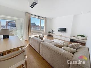 Casalina Real Estate biedt exclusief te koop aan: een gezellig en licht PENTHOUSE met één slaapkamer en een zuidoostgericht terras van 23 m².Met een...