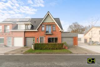 In Lovendegem vinden we deze ruime gezinswoning, ideaal gelegen in vlot bereikbare omgeving. De woning werd op het gelijkvloers gerenoveerd in...