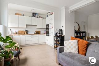 <p><span>Prachtig ruim 3-slaapkamer appartement in Berchem</span></p><p><span> </span></p><p><span>Dit instapklare 3-slaapkamer appartement bevindt zich op de tweede verdieping (dakappartement) van een kleinschalig gebouw met slechts 3 appartementen, zonder lift. Dankzij de vele ramen geniet het appartement van een overvloed aan natuurlijk licht. Tevens een uitstekende investering en mogelijkheid om een autostaanplaats aan te kopen voor € 15.000. Verder zijn er een gemeenschappelijke fietsenberging en twee kelders beschikbaar.</span></p><p><span> </span></p><p><span>Indeling van het appartement:</span></p><p><span> </span></p><p><span>Living en keuken</span><span><br /></span><span>Het appartement beschikt over een ruim open leefgedeelte waarin woonkamer, eetruimte en keuken naadloos in elkaar overlopen. Deze open indeling zorgt voor een licht en ruimtelijk gevoel. De moderne witte keuken is volledig uitgerust met inbouwapparatuur, waaronder dubbele ovens en een keramische kookplaat. Het houten werkblad brengt warmte in de ruimte en het grote raam zorgt voor veel natuurlijk licht. De woonkamer is gezellig en licht, ideaal om te ontspannen, terwijl het aangrenzende eetgedeelte ruimte biedt voor een dinertafel. Het open concept is perfect voor samenkomen met familie en vrienden.</span></p><p><span> </span></p><p><span>Slaapkamers</span><span><br /></span><span>Het appartement telt drie slaapkamers. De hoofdslaapkamer beschikt over een groot raam met uitzicht op de groene omgeving, ideaal voor rust en privacy.</span></p><p><span> </span></p><p><span>Badkamer</span><span><br /></span><span>De moderne badkamer is afgewerkt met witte tegels en voorzien van een inloopdouche met glazen wand, een functioneel lavatorium met spiegel en praktische opbergruimte. Een aangename ruimte voor dagelijks gebruik.</span></p><p><span> </span></p><p><span>Ligging en omgeving</span><span><br /></span><span>Gelegen in het dynamische Berchem, geniet dit appartement van een rustige, groene straat en een uitstekende bereikbaarheid. Scholen, winkels, restaurants en openbaar vervoer bevinden zich in de nabije omgeving, waardoor het ideaal is voor gezinnen en stellen.</span></p><p><span> </span></p><p><span> </span></p><p><span>Bijzonderheden:</span></p><ul><li><span>Instapklaar </span></li><li><span>3 slaapkamers </span></li><li><span>Doorloopappartement </span></li><li><span>Lage algemene kosten </span></li><li><span>Elektriciteit conform </span></li><li><span>Veel natuurlijk lichtinval </span></li><li><span>Gemeenschappelijke fietsenberging </span></li><li><span>Mogelijkheid tot aankoop van een autostaanplaats (€ 15.000) </span></li></ul><p><span>Ook het appartement op de eerste verdieping is te koop. Indien u wenst, kunt u dit ook bezoeken.</span></p><p><span> </span></p><p><span> </span></p>