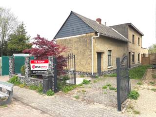 WSB-immo biedt u deze woning met uitzonderlijk potentieel aan, gelegen in een rustige straat te Londerzeel, op een ruim perceel van maar liefst ca. 660 m². Dankzij de gunstige ligging geniet u hier van een vlotte bereikbaarheid met scholen, winkels, openbaar vervoer en de A12 in de directe omgeving.

De woning beschikt momenteel over een bewoonbare oppervlakte van ca. 140 m² en omvat onder meer drie slaapkamers en een badkamer. Achteraan vindt u een diepe tuin die tal van mogelijkheden biedt voor wie op zoek is naar ruimte en privacy.

Dit pand is de ideale opportuniteit voor wie een woning volledig naar eigen smaak wil renoveren of voor investeerders die op zoek zijn naar een project met meerwaarde. Dankzij het ruime perceel en de uitbreidingsmogelijkheden zijn hier verschillende toekomstscenario’s mogelijk.

Er is reeds een renovatie-offerte beschikbaar (t.w.v. ca. €80.000), inclusief onder meer nieuwe ramen en deuren, dakwerken, isolatie en afwerking van de gevel. Na uitvoering van deze werken kan het pand aanzienlijk in comfort en energieprestatie verbeteren.

Kortom, een eigendom met karakter, ruimte en vooral veel potentieel op een interessante locatie.

Voor meer info en/of een bezoek: www.wsb-immo.be.