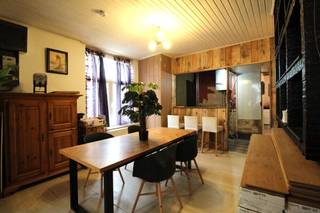 Charmante hoekwoning met karakter, zij-ingang en mogelijkheden in hartje Oudenaarde
Deze karaktervolle woning geniet van een uitstekende, centrale ligging, waarbij winkels, scholen, horeca, openbaar vervoer en andere dagelijkse voorzieningen allemaal vlot te voet bereikbaar zijn. Dankzij de ligging op de hoek beschikt de woning bovendien over een handige zij-ingang. Een absolute meerwaarde voor wie fietsen, boodschappen of andere spullen gemakkelijk binnen en buiten wil brengen.
De woning werd reeds gedeeltelijk gerenoveerd en is direct bewoonbaar, maar biedt nog ruimte om verder af te werken en er volledig uw eigen thuis van te maken. (elektriciteit is conform) De charmante gevel geeft de woning meteen een warme en authentieke uitstraling.
Op het gelijkvloers vinden we onder meer een gezellige leefruimte en een keuken, aangevuld met een praktische wasplaats/berging. Deze ruimte is eveneens ideaal om fietsen veilig binnen te plaatsen. Verder beschikt de woning over een droge kelder, handig als extra opslagruimte.
Op de verdieping zijn er momenteel twee volwaardige slaapkamers en een overloop. De ruime zolder biedt vervolgens nog een mooie opportuniteit om een derde slaapkamer of extra polyvalente ruimte te creëren.
Ook technisch zijn er reeds belangrijke troeven aanwezig: het dak werd mooi geïsoleerd en de woning beschikt over ramen met dubbele beglazing.
Achteraan is er een kleine, onderhoudsvriendelijke buitenruimte, ideaal om bijvoorbeeld de vuilnisbak te plaatsen.
Kortom: een charmante en karaktervolle woning op een topligging in Oudenaarde, reeds gedeeltelijk gerenoveerd en meteen bewoonbaar, maar met nog tal van mogelijkheden om verder af te werken en volledig naar eigen smaak in te richten. (elektriciteit keuring in aanvraag )
Een woning met charme, comfort en vooral veel mogelijkheden. Zeker een bezoekje waard!
Exclusief te koop aangeboden via de Oximo online verkoopsprocedure. Voor registratie en aanvaarding van de verkoopsvoorwaarden zie www.oximo.be.