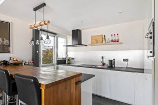 Dit appartement gelegen in het levendige Borgerhout, biedt een comfortabele woonervaring in een rustige buurt. Het gebouw, daterend uit 1969, combineert een tijdloze uitstraling met modern woongenot. Met een bewoonbare oppervlakte van 63m² is dit een ideale plek voor iedereen die op zoek is naar een compacte, functionele woning.<br /><br />Via de inkomhal hebt u toegang tot de ruime living met aangrenzende open en uitgeruste keuken. Verder beschikt het appartement over een slaapkamer met voldoende plaats voor extra kastruimte. De badkamer beschikt over een inloopdouche en een aansluiting voor een wasmachine. <br /><br />Als extra troef is er bij dit appartement ook een fietsenberging inbegrepen. <br /><br />Daarnaast profiteert u hier van de centrale ligging in Borgerhout, dichtbij lokale winkels, gezellige cafés en openbaar vervoer. Dit appartement is perfect voor starters, singles of jonge koppels die willen wonen in een levendige buurt met alles binnen handbereik. Een mooie kans om comfortabel en stijlvol te wonen in een van de leukste wijken van de stad.<br /><br />Pluspunten<br />+ Rustige en groene ligging in een aangename straat<br />+ Geschikt als investering<br />+ Gunstig EPC<br />+ Conforme EK<br />+ Fietsenberging