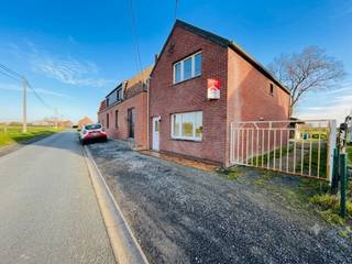 <strong>Moorslede - Halfopen bebouwing met landelijke ligging te koop.</strong><br /><br /><em>Deze woning zoekt nieuwe eigenaars! Bod welkom! </em><br /><br />Beschikt over 3 slaapkamers op het eerste verdiep, heeft ook een aparte ruimte buiten die kan dienen als polyvalentie ruimte / magazijn.<br /><br /><strong>Indeling:</strong><br />Inkomhal met gastentoilet, living, (open) keuken, koele berging, badkamer, polyvalente ruimte buiten en mooie tuin met verzicht.<br /><u>1ste verdieping:</u> 3 slaapkamers<br /><br /><strong>Troeven:</strong>
<ul><li>Tuin met verzicht</li><li>Rustige ligging</li><li>Halfopen bebouwing (carport)</li></ul>
Dit is een vanafprijs.<br />Renovatieplicht