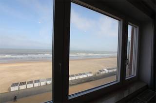 Cette perle est située dans la Résidence Aurore à Ostende et a une superficie de pas moins de 101 m². L'appartement a été rénové et est fini avec...