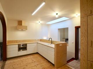 Volledig gerenoveerd duplex appartement met behoud van authentieke elementen, eerste bewoning.
Het apprtement ligt vlakbij het bruisende Krugerplein met café Bar Leon, Frituur Tina, bakkerij Boulot en ijsbar Borgo Gelato. Wandelafstand van winkels, scholen, openbaar vervoer, parken Spoor Oost en Rivierenhof, de Roma en Trix.
Vlotte verbinding met Antwerpen centrum, Centraal &amp; Berchem station, singel en ring.
Indeling: polyvalante ruime (bureau, praktijk, expo, fietsen,…) op het gelijkvloers, twee slaapkamers op de eerste verdieping, alsook een stijlvol ingerichte polyester badkamer, volledig uitgeruste keuken, woonkamer en eetkamer. 
Waterverbruik apart te betalen (50€). Eigen gas en elektriciteitsmeter. Onmiddellijk beschikbaar. Grondplan en EPC beschikbaar op: https://www.vg123.be/nl/huis-te-huur-in-antwerpen/7320703 