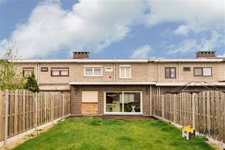 <p><span>Volledig gerenoveerde woning (129m²) met 3 slaapkamers, 1 garages en tuin (145 m²) in Berendrecht.</span></p><p><span> </span></p><p><span>In deze rustige wijk treffen we deze verzorgde prachtige woning, gelegen aan een groene (sport)weide. Een uitstekende locatie voor gezinnen met kinderen, waar rust, ruimte en veiligheid hand in hand gaan. Verschillende bushaltes bevinden zich op wandelafstand en met de wagen bereik je de snelweg in slechts enkele minuten.</span></p><p><span> </span></p><p><span>De woning werd doorheen de jaren gerenoveerd en beschikt over een praktische en logische indeling. Je komt binnen via de inkom- en traphal en loopt links eerst langs de inpandige garage van 13 m² en het apart gastentoilet, om vervolgens de open leef keuken te bereiken. De gezellige woonkamer heeft een mooie oppervlakte van 22 m² . De zuid-georiënteerde tuin van 145 m² biedt volop buitenruimte. Op de bovenverdieping bevinden zich drie slaapkamers van 8 m², 9 m² en 14 m². De badkamer is uitgerust met een douche, bad en lavabo en op de nachthal is er nog een aparte wc voorzien.</span></p><p><span> </span></p><p><span>Ben je op zoek naar een verzorgde gezinswoning op een rustige, groene locatie? Dan is dit een kans die je niet mag missen! Bewoonbare opp. 129 m² ref.: bruto vloeropp. EPC-certificaat. Voor meer info of een gratis schatting surf naar </span><span><span>www.hansimmo.be</span></span></p><p><span> </span></p><p><span> </span></p>