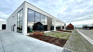 Recente KMO unit op 360m2 bestaande uit ca. 338m2 bruikbare vloeroppervlakte en 5 parkeerplaatsen die zijn inbegrepen (3 vooraan de unit en...