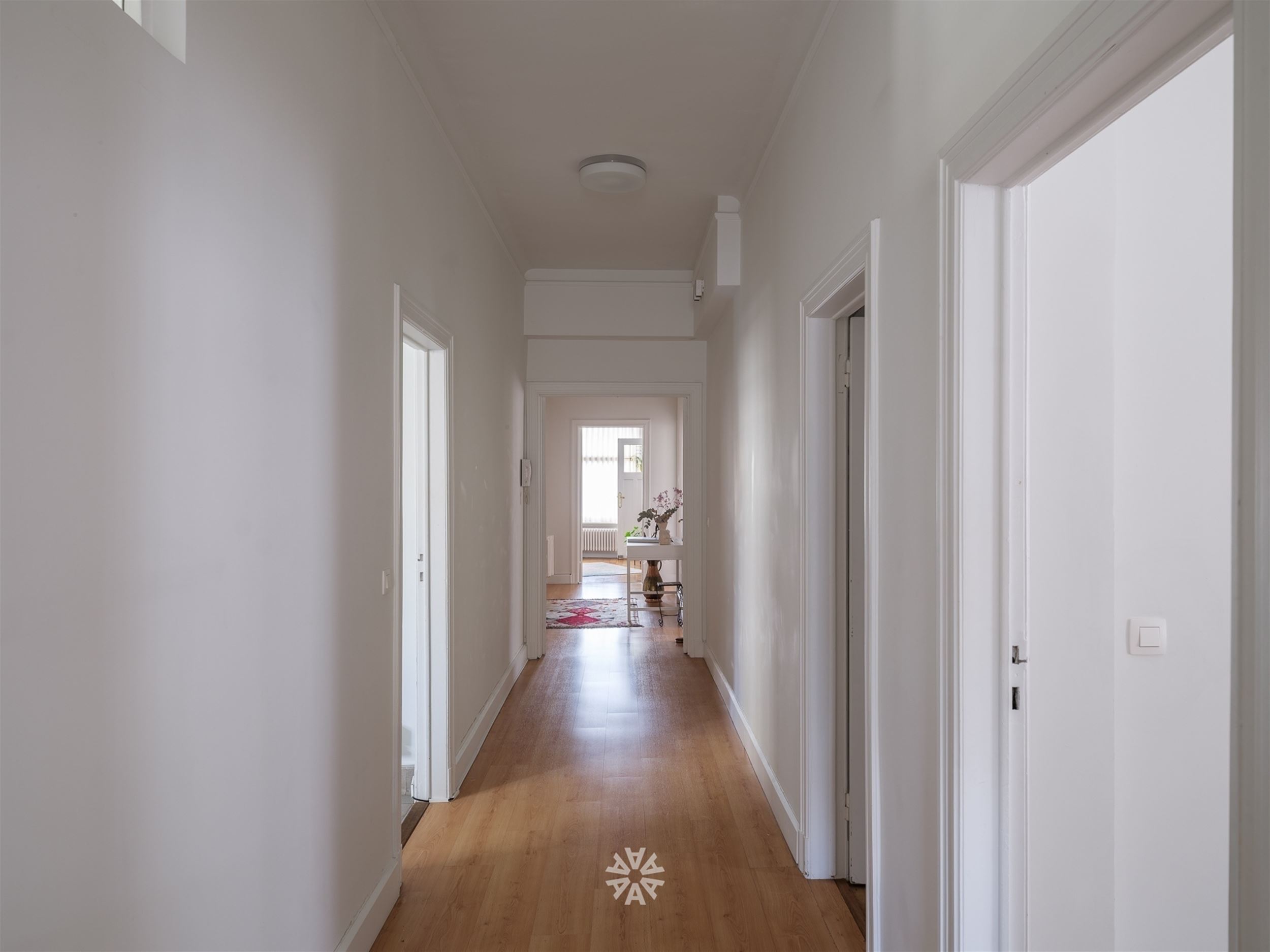 Appartement spacieux et de caractère donnant sur le parc de la Citadelle dans un bâtiment historique - photo 4