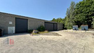 Magazijnruimte van +/- 2.400 m² met buitenruimte te huur, fenomenaal gelegen aan de rand van Brussel te Zellik, nabij de bedrijvige Pontbeeklaan...