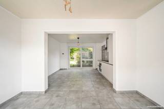 Cette maison récemment rénovée située dans le centre de Meulebeke comprend : hall d'entrée, salle à manger avec cuisine rénovée et...