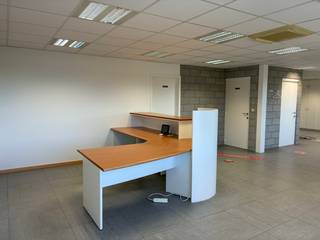 <strong>Te huur: kantoor-/handelsruimte op een goed bereikbare locatie in Deerlijk.</strong><br /> 
<p>Een instapklare kantoorruimte van 170 m², gelegen op de eerste verdieping en voorzien van een aparte inkom. De ruimte beschikt over tal van ingemaakte kasten en omvat daarnaast een aparte bureau- of vergaderruimte, een afzonderlijk toilet en een praktische kitchenette.<br />Aansluitend is er een ruime extra berging die ideaal kan worden ingericht als stockage- of archiefruimte.<br />De handelsruimte geniet van een gunstige commerciële ligging en is vlot bereikbaar via verschillende belangrijke invalswegen en de E17.<br /><br /><em>Vrij vanaf 01/11/2026.</em></p>
<u><strong>Troeven:</strong></u>

<ul><li>Instapklaar</li><li>Ingemaakte kasten</li><li>Goed bereikbaar - vlakbij E17</li><li>Aparte inkomhal</li><li>Parkeergelegenheid</li></ul>
<br /><strong>Interesse in deze ruimte? Neem snel contact op met Indra voor meer info of een bezoek - 056/61.10.10.</strong>