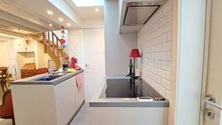 Gerenoveerde stadswoning met 1 slaapkamer en koer op een interessante ligging in het centrum van Brugge. Ideaal voor wie op zoek is naar een gezellige, comfortabele woonst met een hedendaagse inrichting en afwerking in de Brugse binnenstad. Ideaal voor een single of een eerste woonervaring!   **  + Energielabel C!  **  + Uitstekende Mobiscore 9,2 op 10!  **    **  Omvat een lichtrijke leefruimte met ingerichte open keuken, berging met voorziening wasmachine, 1 slaapkamer, badkamer met inloopdouche en een koer.  **  #leukwonen #brugge    **    **  Beschikbaar  1 augustus 2026