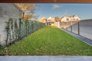 Volledig gerenoveerde en energiezuinige woning met prachtige diepe tuin. <br />Indeling: inkomhal met vestiaire. Glazen smeedijzeren deur die uitgeeft op de knappe leefkeuken voorzien van alle toestellen. Eetplaats en zeer zonnig salon uitgevend op het terras en tuin met prachtige diepte. Bergruimte. <br />Op het verdiep: 3 ruime en lichtrijke slaapkamers telkens voor een dubbel bed, mooi afgewerkte badkamer voorzien van een vrijstaand ligbad en inloopdouche. Afzonderlijk toilet op de nachthal. <br />Achteraan de tuin vindt zich een praktisch bijgebouw voor het stallen van de fietsen en tuinmateriaal (bereikbaar via een rechtstreekse doorgang naar de tuin) in combinatie met een overdekte barbecue ruimte. <br />Bezoek van deze instapklare woning aangeraden en steeds mogelijk op afspraak.