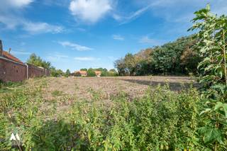 <p><strong>Perceel bouwgrond voor halfopen bebouwing in het centrum van Meer</strong><br />Zoekt u een rustige plek om uw droomwoning te bouwen? Dan is deze bouwgrond van <strong>528 m²</strong> precies wat u zoekt!<br /><br />Dit perceel, lot 1, is gelegen in de Donckstraat, een rustige straat in het centrum van Meer. Op wandelafstand van alle voorzieningen en het openbaar vervoer. Op enkele minuten bereikt u het op-en afrittencomplex 'Meer', E19, richting Antwerpen en Breda en ook het treinstation 'Noorderkempen' is vlot bereikbaar. <br /><br />Dankzij zijn straatbreedte van <strong>10,59 meter </strong>en een diepte van ca. <strong>50 meter</strong> is dit perceel uiterst geschikt voor een <strong>halfopen bebouwing</strong>. Er kan worden gebouwd met een gevelbreedte van <strong>7,50 meter</strong> en een bouwdiepte van <strong>17 meter</strong>. <br /><br />Het is toegelaten een bijgebouw in de achtertuin te plaatsen, in de zone voor bijgebouwen, met een<strong> </strong>maximale oppervlakte van 10% van de perceelsoppervlakte van de kavel. <br /><br />Het perceel is gelegen in een straat voorzien van alle nutsvoorzieningen<br /><br /><strong>👉 Troeven</strong><br />✓ Perceel van 528 m²<br />✓ Rustige ligging<br />✓ Geschikt voor halfopen bebouwing<br />✓ Mogelijkheid voor het plaatsen van een bijgebouw<br /><br />De stedenbouwkundige voorschriften en het verkavelingsplan zijn beschikbaar op eenvoudig verzoek. <br /><br /><strong>Bijzonderheden</strong><br />De kosten voor opmeting, het opstellen van het plan en de verkavelingsakte zijn ten laste van de koper.<br /><br />📞 Interesse? Contacteer ons voor meer info!<br /><br /><em>Vastgoedinformatie opgevraagd, maar nog niet ontvangen.</em></p>