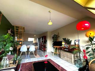 Dit perfect onderhouden en instapklare appartement is rustig gelegen nabij de dorpskern van Lotenhulle, met een vlotte verbinding naar de autosnelwegen en een ideale ligging tussen Aalter en Deinze.<br /><br />Bij het binnenkomen is er een vestiaire te vinden met aan de andere kant de toegang tot de badkamer. De leefruimte geniet van een aangename natuurlijke lichtinval. Aan beide kanten zijn er glaspartijen die zorgen voor een ruim gevoel en veel klaarheid.<br /><br />Eenmaal we de trap naar boven nemen bevinden we ons in een ruime slaapkamer.<br /><br />Bij het appartement hoort een garagebox, inbegrepen in de prijs.<br /><br />Een ideaal appartement voor wie comfortabel, rustig en toch centraal wil wonen.<br /><br />De eigendom wordt aangeboden via de Pre-sale formule. Op 14/10/2026 tussen 16:00 en 18:00 kan u het appartement op afspraak komen bezichtigen en een bod uitbrengen. De vermelde prijs is een instelprijs. Voor meer info, gelieve contact op te nemen met de dossierverantwoordelijke.<br /><br />Bestuursmaatregelen in het maatregelenregister: nee