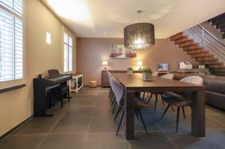 In een aangename en residentiële woonwijk in Haasdonk bevindt zich deze stijlvolle halfopen bebouwing, die uitblinkt door haar high-end afwerking...