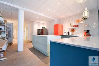 Instapklare handelsruimte van 82 m², centraal gelegen in het centrum van Knesselare met uitstekende bereikbaarheid via de N44 en de E40 in Aalter...