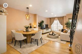 <p>Centraal gelegen <strong>ruime rijwoning</strong> met <strong>4 slaapkamers</strong>, <strong>2 badkamers</strong>, terras en tuin, ideaal voor gezinnen die comfortabel willen wonen in het hart van Ronse. Deze woning biedt een praktische indeling en heel wat <strong>toekomstpotentieel</strong>.</p>
<p><strong>INDELING:</strong><br />Inkomhal met apart toilet, gezellige leefruimte en keuken met rechtstreekse toegang tot het <strong>terras en de tuin</strong>. Op de verdiepingen bevinden zich <strong>4 volwaardige slaapkamers</strong> en <strong>2 badkamers</strong>, wat zorgt voor een vlotte en comfortabele gezinsindeling. Daarnaast is er een <strong>kelder</strong> aanwezig voor extra bergruimte.</p>
<p><strong>Voor wie is dit pand ideaal?</strong><br />♦ Voor gezinnen die ruimte en een tuin zoeken in de stad.<br />♦ Voor starters of renovatieliefhebbers die een woning verder willen optimaliseren.<br />♦ Voor investeerders op zoek naar een ruime gezinswoning met verhuurpotentieel.</p>
<p>Bezoek na afspraak met <strong>Immo Beguin</strong>, jouw vastgoedexpert sinds 2009.<br />✉️ <strong>info@immobeguin.be</strong></p>