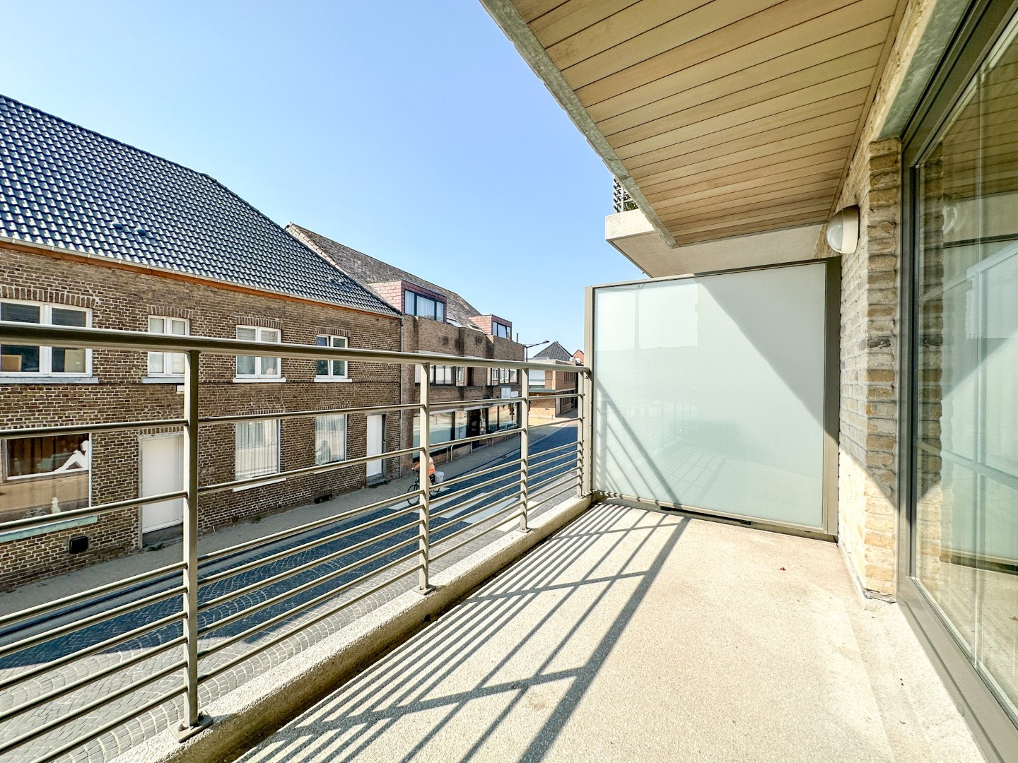 Instapklaar energiezuinig appartement hartje Eernegem, met zonnig terras, topligging. - foto 2