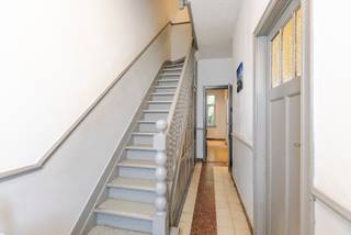 Opbrengsteigendom met 3 vergunde appartementen en stadstuin.<br /><br />Bent u op zoek naar een solide investering met zekerheid en potentieel? Dan is deze opbrengsteigendom met 3 vergunde wooneenheden precies wat u zoekt. De eigendom zal volledig vrij zijn bij akte, dit biedt u de unieke mogelijkheid de wooneenheden te herinrichten, op te frissen of te renoveren alvorens ze (eventueel) te verhuren.<br /><br /><strong>Het appartement op de gelijkvloerse verdieping </strong>heeft een lichtrijke leefruimte, een slaapkamer, dressing en een gezellig stadstuintje. <br />De dressing is volledig voorzien om als keuken ingericht te worden. Er is alsook de nodige ruimte voorzien voor het plaatsen van een douchekamer en wc achteraan het appartement.<br /><br /><strong>Het appartement op de eerste verdieping </strong>beschikt over een ruime leefruimte, ingerichte keuken, 1 slaapkamer, badkamer met bad-douchecombinatie en lavabo, een apart toilet en een overdekt terras.<br /><br /><strong>Het duplexappartement (2e en 3e verdieping) </strong>werd onderverdeeld in een leefruimte, keuken, badkamer en 2 comfortabele slaapkamers.<br /><br />Het gebouw werd volledig onderkelderd en geniet een gemeenschappelijke verwarmingsketel op gas.<br /><br />De ligging in de Avenue Jean Dubrucq zorgt bovendien voor een uitstekende bereikbaarheid met openbaar vervoer, dicht bij winkels en voorzieningen in de buurt.<br /><br />Een unieke investeringskans voor wie op zoek is naar stabiele rendementen en vastgoed met groeipotentieel.<br /><br />EPC 1e : 280 kWh/(m²jaar) - klasse F<br />EPC 2-3e: 807 kWh/(m²jaar) - klasse G <br />Elektriciteit niet conform