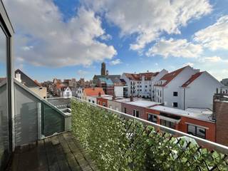 Nabij de Lippenslaan, in een kleinschalig gebouw met slechts drie appartementen, bevindt zich dit recente en stijlvolle duplexappartement.Indeling:...