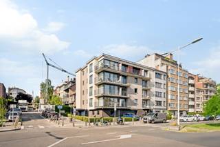 Op zoek naar een instapklaar appartement waar comfort, licht en een uitstekende ligging samenkomen? Dan zal dit prachtig onderhouden appartement uit 2014 in Ganshoren u ongetwijfeld bekoren. Dankzij de grote raampartijen baadt de leefruimte in het natuurlijke licht en geniet u van een uitzonderlijk open uitzicht op het omliggende groen én het iconische Atomium. Met twee aangename terrassen kunt u bovendien op elk moment van de dag genieten van de buitenruimte.<br /><br />Het appartement beschikt over een ruime en lichtrijke leefruimte, een verzorgde keuken, twee volwaardige slaapkamers, apart toilet en een comfortabele badkamer. Alles werd met de grootste zorg onderhouden, waardoor u hier zonder zorgen uw intrek kunt nemen. <br /><br />Ook op technisch vlak scoort deze eigendom uitstekend: de elektrische installatie is conform en het appartement is volledig asbestveilig. Verder beschikt u over een ondergrondse autostaanplaats, een praktische kelderberging en een lift in het gebouw, wat het wooncomfort compleet maakt. Autostaanplaats en kelderberging zijn bij aan te kopen voor €25.000. <br /><br />Een energiezuinig en kwalitatief appartement op een toplocatie in Ganshoren, ideaal voor wie op zoek is naar een zorgeloze woonst met een prachtig uitzicht. Contacteer ons vandaag nog voor een bezoek.<br /><br />Meer info: arno@woonvast.be of 0478 44 20 90