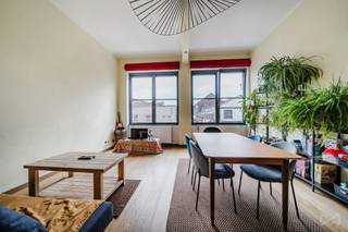 Info en bezoeken: maxime.l@weinvest.be | 02 315 77 22<br /><br />Wij hebben het genoegen u deze loft voor te stellen, gelegen in een voormalige industriële wijk in volle transformatie, dankzij talrijke reconversieprojecten naar woongelegenheden.<br /><br />De omgeving geniet van een uitstekende bereikbaarheid:<br /><br />Supermarkten op enkele minuten (Carrefour Express, Lidl, Okay City)<br />Centrum bereikbaar in 10 minuten<br />Openbaar vervoer op wandelafstand: metro Delacroix | Aumale | Jacques Brel | Weststation | Zuidstation | tram 82<br />Kleine lokale parken (Marie-Josépark, Tuinen van de Vierwinden)<br />Diverse lopende stadsontwikkelingsprojecten<br />Kinderdagverblijven en scholen op wandelafstand | schoolcampussen in de onmiddellijke nabijheid<br />Openbare diensten en medische centra<br /><br />Naast het feit dat de wijk bijzonder goed verbonden is, stellen wij u vandaag een loft van ±118 m² voor in een recent gebouw (2006), als volgt ingedeeld:<br />Dubbele inkomhal, leefruimte met eetgedeelte en volledig uitgeruste open keuken, nachthal, apart toilet, slaapkamer, douchekamer, master bedroom met eigen badkamer. De ruimtes zijn licht en ruim. Een kelder en vooral een gemeenschappelijke binnenplaats vervolledigen dit pand.<br /><br />De loft beschikt over een EPC D, en voldoet daarmee aan de normen van morgen. Merk bovendien op dat de mede-eigendom recent het dak heeft geïsoleerd, wat een nog betere score mogelijk maakt. Elektriciteit conform tot 2034.<br /><br />Wacht niet langer en contacteer ons voor meer informatie!