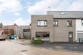 <br />Gunstig gelegen ruime woning met loods nabij het centrum van Zomergem.<br /><br />De woning is gelegen langsheen de Nekke en biedt snelle verbindingen naar alle hoofdwegen en de E40.<br /><br />Het huis onderging een totale renvatie is instapklaar. Tijdens de renovatie is er veel aandacht geschonken aan isolatienormen en energiezuinigheid!<br /><br />Er is gelet om veel licht en ruimte te creëren wat een open sfeer heeft gebracht.<br /><br /><strong>Indeling:</strong><br /><br />Via een grote inkomruimte met ingemaakte kasten is er een aansluitende bureau, een gigantische woonkamer met zithoek en eetplaats, een aparte volledig geïnstalleerde keuken met aanpalende koele berging, bergplaats met technische ruimte en wasplaats, gastentoilet.<br /><br />Op de verdieping zijn er 4 volwaardige slaapkamers, een luxueuze badkamer met inloopdouche.<br /><br />Op de zolderverdieping is er nog een slaapkamer met inbouwkasten.<br /><br /><strong>Indeling loods:</strong><br /><br />Via een aparte toeganspoort kan men naar de loods die een mooie open werkplaats en fietsenberging heeft. Op de verdieping is er een polyvalente ruimte en stockageplaats.<br /><br />Achteraan de woning is er een zonneterras en tuin, met een extra tuinberging.<br /><br />Deze woning is ideaal voor een zelfstandige ondernemer die wonen en werken wil combineren in een instapklare en grote woning.<br /><br /><strong>Extra troeven</strong><br />✅ Instapklaar<br />✅ Grote woonoppervlaktes<br />✅ Makkelijk bereibkaar en toch niet ver van het centrum<br />✅ Ideaal voor zelfstandig gebruik<br /><br /><br /><strong>Bent u op zoek naar een ruim met loods om uw zelfsandige acitivteit verder te laten groeien? Neem gerust contact met ons op voor meer informatie of om een bezoek in te plannen.</strong><br /> 