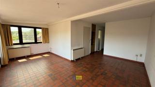 <p><span>Ontdek deze gezellige woonst in het hart van Wilrijk. Met een bewoonbare oppervlakte van 65m² biedt dit appartement twee slaapkamers.</span></p><p><span>De woonruimte straalt een warme sfeer uit dankzij de grote ramen die voor veel natuurlijk licht zorgen en het uitzicht op het groene landschap waardoor u volop kunt genieten van de rust en privacy. De klassieke tegelvloer voegt een charmant detail toe aan de leefruimte.</span></p><p><span>De functionele keuken is voorzien van alle apparaten en voldoende opbergruimte. Daarnaast beschikt de woning over handige opbergruimte voor extra comfort.</span></p><p><span>De aanwezigheid van een balkon biedt een heerlijke plek om te ontspannen en te genieten van de buitenlucht. In de garage kan een fiets geplaatst worden.</span></p><p><span>Gelegen in een rustige buurt, biedt deze woning alle voordelen van stedelijke voorzieningen op loopafstand, maar dan wel met de rust die u zoekt. Ideaal voor wie centraal maar toch rustig wil wonen. Mis deze kans niet om comfortabel te wonen in een bruisende omgeving met de perfecte mix van stad en natuur.</span></p><p><span>Geen extra vaste kosten.</span></p><p><span>Benieuwd? Maak snel uw afspraak op www.immodelaet.be of op 036440088</span></p>