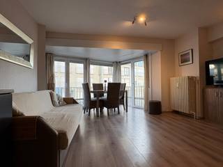 Ontdek dit charmante appartement, gelegen op een steenworp van de zee.Indeling:* Inkomhal* Gezellige, lichtrijke living met lateraal zeezicht* Open,...