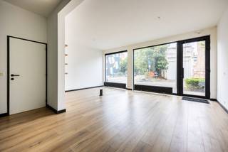 Bent u op zoek naar een kantoor of een handelsruimte (61m²) en dit op een zichtbare toplocatie? Dan stellen we graag deze ruimte aan u voor!<br /><br />U komt per direct binnen in een open ruimte die op zich toegang geeft aan een apart toilet en een keuken. Verder is er nog een ruime kelder die toegankelijk is via het handelspand zelf.<br /><br />Optioneel kunt u een overdekte autostaanplaatsen/garageboxen mee aankopen vanaf € 25.000 (exclusief van de vraagprijs).<br /><br />Voor meer informatie kan u One vastgoed steeds bereiken op volgend nummer 03 360 85 30.