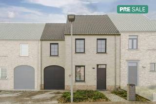 Recent (2018) home located in a prime location in Kortrijk. This property enjoys a child-friendly environment, near the center of Kortrijk and...