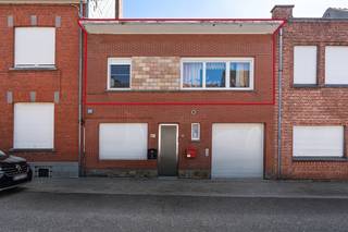strong&gt;Comfortabel appartement in Erps-Kwerps met ruim terras en centrale ligging nabij winkels en station.<br /><br />Dit appartement combineert een praktische indeling met een vlotte bereikbaarheid in een groene en landelijke omgeving. Dankzij de centrale ligging bevinden winkels, scholen, openbaar vervoer en het treinstation zich vlakbij. De woning beschikt bovendien over een conform elektrisch attest en is asbestveilig, wat extra gemoedsrust biedt. De lichtrijke woonkamer en de veranda zorgen voor een aangename leefomgeving, terwijl het ruime terras ideaal is om buiten te genieten. Een interessante opportuniteit voor wie comfortabel wil wonen in Vlaams-Brabant.<br /><br /><u><strong>Belangrijkste ruimtes:</strong></u><br />• Woonkamer (26 m²) met aangename lichtinval<br />• Keuken (10 m²) met praktische indeling<br />• Veranda (6 m²) als extra leefruimte<br />• Terras (17 m²) met voldoende buitenruimte<br />• Slaapkamer (14 m²)<br />• Slaapkamer (11 m²)<br />• Badkamer (3 m²)<br />• Berging (3 m²) voor extra opslagruimte<br />• Inkomhal (1,6 m²)<br />• Apart toilet<br /><br /><u><strong>Troeven:</strong></u><br />• Asbestveilig appartement met conform elektrisch attest<br />• Centrale ligging nabij winkels, openbaar vervoer en station<br />• Ruim terras en aangename veranda<br /><br />Meer informatie of een bezoek met Nicolas Geeraerts? Contacteer ons via +3223351115<br />JOUW DROOMAPPARTEMENT. ZO GEVONDEN!