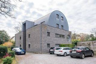 <p>Ruim en lichtrijk 2-slaapkamerappartement (105 m²) met private parkeerplaats.</p><p>Bent u op zoek naar een ruim, comfortabel en energiezuinig appartement op een uitstekende locatie? Dan is dit prachtige appartement van 105 m², gelegen op de eerste verdieping, zeker een bezoek waard. Het gebouw beschikt over zowel een lift als een trap, waardoor het appartement vlot bereikbaar is.</p><p>Het appartement bevindt zich in het centrum van Kalmthout-Heide, op wandelafstand van winkels, openbaar vervoer, scholen, horeca en andere dagelijkse voorzieningen. U geniet er van een rustige woonomgeving met alle nodige faciliteiten binnen handbereik.</p><p>De woning beschikt over twee ruime, volwaardige slaapkamers en een aangename leefruimte met een open keuken, volledig uitgerust met alle nodige toestellen. Dankzij de grote raampartijen geniet het appartement van een overvloed aan natuurlijk licht, wat zorgt voor een open en aangenaam woongevoel.<br />De ruime badkamer is voorzien van zowel een ligbad als een aparte douche. Daarnaast beschikt het appartement over een apart toilet en een praktische, ruime berging met aansluiting voor een wasmachine en een afzonderlijke lavabo.</p><p>Extra troeven:<br />✅ EPC-label B (energiezuinig)<br />✅ Gelegen op de eerste verdieping<br />✅ Lift én trap aanwezig in het gebouw<br />✅ Vaste private parkeerplaats inbegrepen<br />✅ Privatieve kelderberging<br />✅ Gemeenschappelijke fietsenberging<br />✅ Veel natuurlijke lichtinval<br />✅ Ruime en praktische indeling<br />✅ Topligging in het centrum van Kalmthout-Heide</p><p>📅 Beschikbaar vanaf 1 november.</p><p>Interesse? Neem gerust contact op voor meer informatie of een bezichtiging via mail of via telefoon</p>