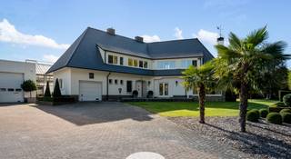 Indien u zoekt achter een TOP-ligging, discreet in het groen en toch dichtbij alles, dan is dit misschien wel het antwoord!<br /><br />De woning is tot in het minutieuze onderhouden en voorzien van alle hedendaagse comfort, zoals mooie eiken parketten, een haard, domotica, screens, elektrische rolluiken, ...<br />Op energetisch vlak doet hij ook niet onder doordat alles geïsoleerd is, nieuwe ramen met hoogwaardig glas, hoogrendement verwarmingsketel, etc.<br /><br />Indeling:<br />*Kelder<br />*Gelijkvloers: inhom-/trappenhal, gastentoilet, heel ruime en lichtrijke leefruimte (salon en eetplaats) met verzicht, zonneveranda, hoogwaardig afgewerkte keuken met alle hedendaags comfort (6-beks inductiekookplaat, ingewerkte friteuse, etc.), bureauruimte, achterinkom, wasruimte en een mooie grote garage.<br />*1ste verdieping: nachthall, 3 heel ruime slaapkamers, badkamer (ligbad - bubbelbad, dubbele lavabo, bidet en douche), 4de kinderslaapkamer en nog een strijkkamer.<br />*2de verdieping: zolder<br /><br />De gehele eigendom beslaat net iets meer dan 1,9 hectare en biedt een heel wijds gevoel.<br /><br />Interesse?? Contacteer dan Pieterjan Windey op pw@entree.be of 0472 80 20 65